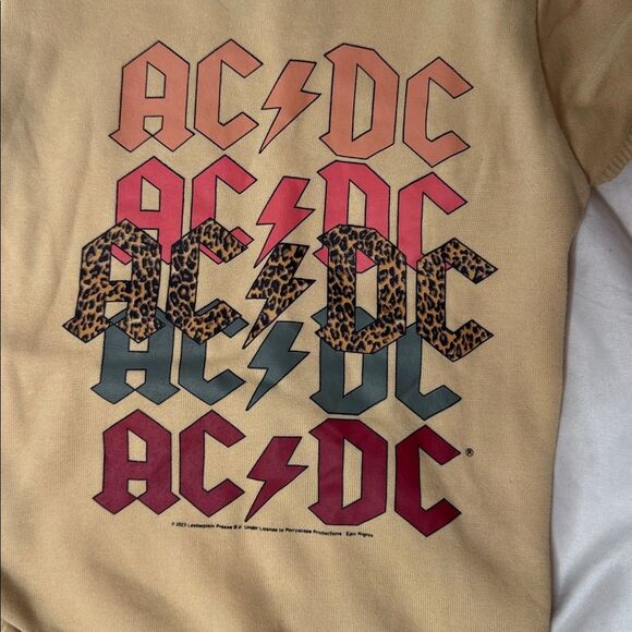 AC/DC Dog Short Sleeve Sweatshirt. Size Medium. - Picture 2 of 8